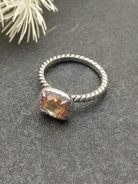 ✨✨✨David Yurman four-prong square champagne diamond ring. Size: 6-7-8-9